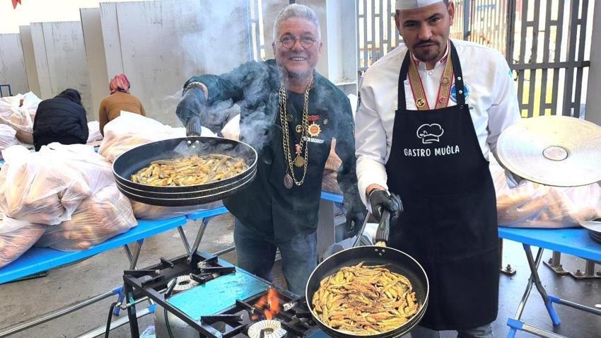 Ege'de Karadeniz rüzgarı! Muğla'da binlerce kişi hamsi kuyruğuna girdi