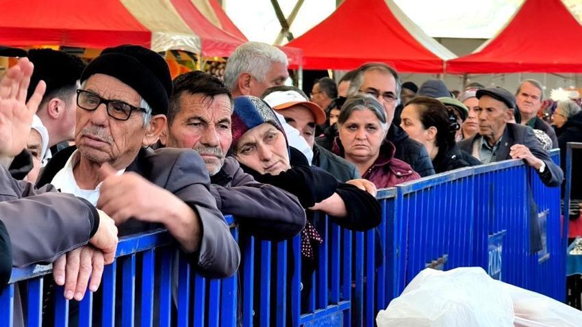 Ege'de Karadeniz rüzgarı! Muğla'da binlerce kişi hamsi kuyruğuna girdi