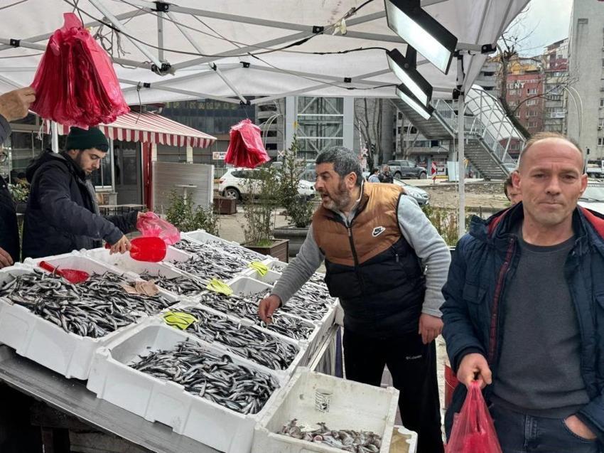 Sevgililer Günü'ne özel hamsi fiyatlarını indirdi! Vatandaşlar tezgaha akın etti