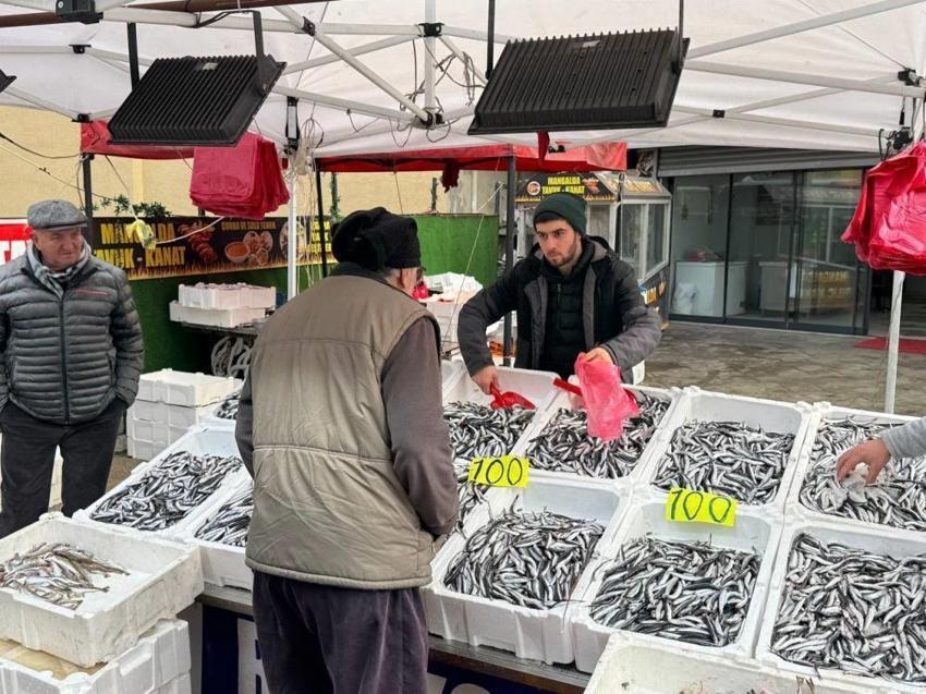 Sevgililer Günü'ne özel hamsi fiyatlarını indirdi! Vatandaşlar tezgaha akın etti
