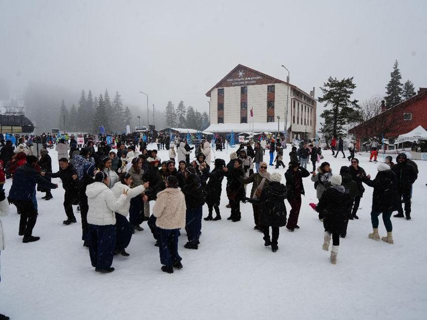 Sevgililer Günü'nde Ilgaz Dağı'nda renkli festival: 20 dakikada kayak yapıp, 1 saatte denize girebiliyorsunuz