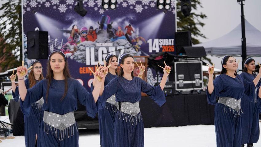 Sevgililer Günü'nde Ilgaz Dağı'nda renkli festival: 20 dakikada kayak yapıp, 1 saatte denize girebiliyorsunuz