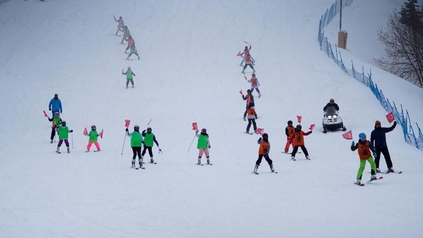 Sevgililer Günü'nde Ilgaz Dağı'nda renkli festival: 20 dakikada kayak yapıp, 1 saatte denize girebiliyorsunuz