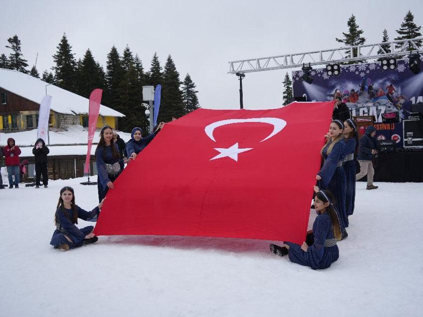 Sevgililer Günü'nde Ilgaz Dağı'nda renkli festival: 20 dakikada kayak yapıp, 1 saatte denize girebiliyorsunuz