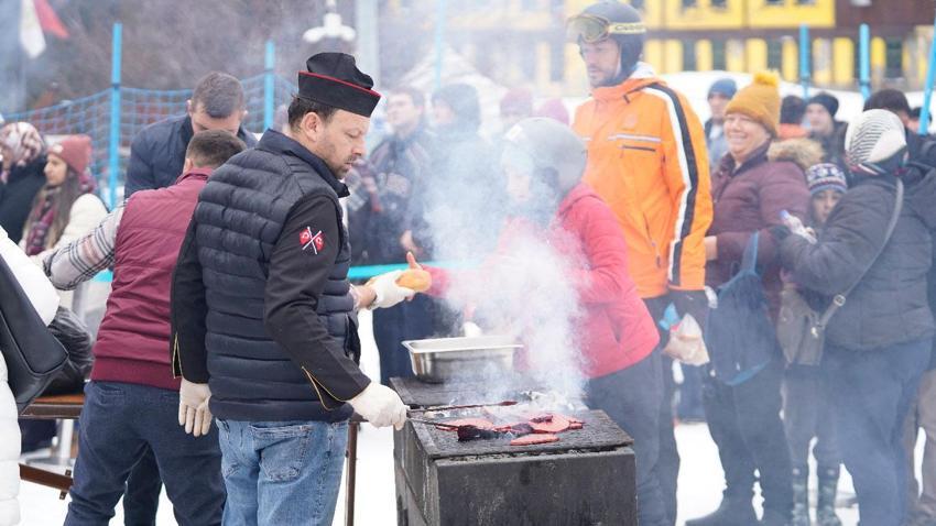Sevgililer Günü'nde Ilgaz Dağı'nda renkli festival: 20 dakikada kayak yapıp, 1 saatte denize girebiliyorsunuz