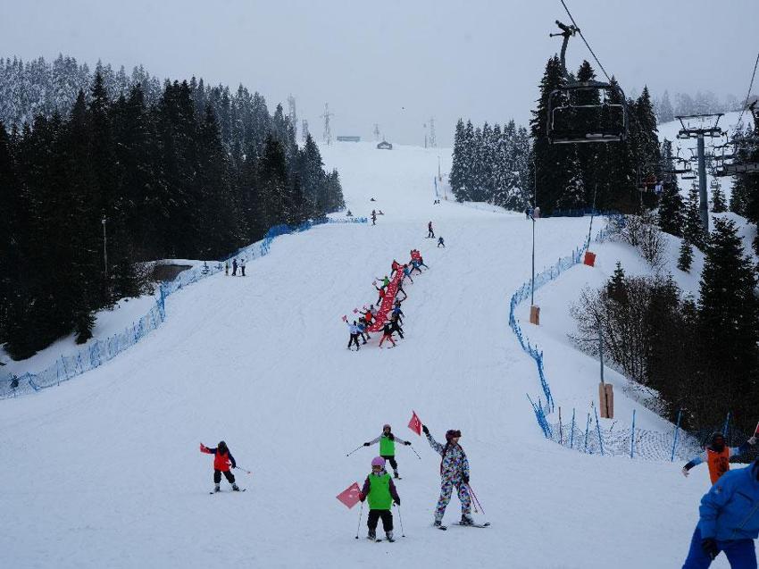 Sevgililer Günü'nde Ilgaz Dağı'nda renkli festival: 20 dakikada kayak yapıp, 1 saatte denize girebiliyorsunuz