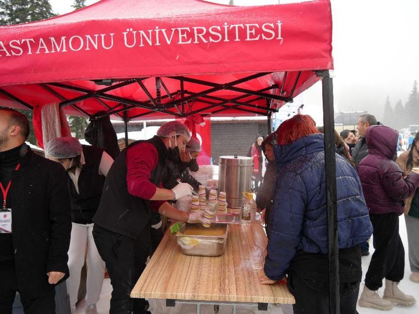 Sevgililer Günü'nde Ilgaz Dağı'nda renkli festival: 20 dakikada kayak yapıp, 1 saatte denize girebiliyorsunuz