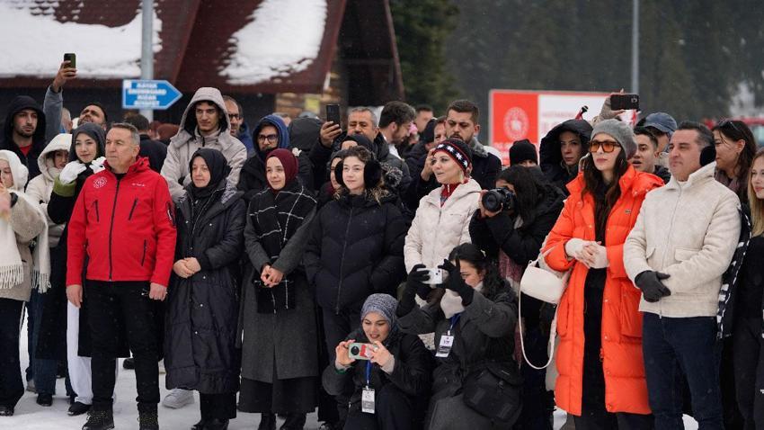 Sevgililer Günü'nde Ilgaz Dağı'nda renkli festival: 20 dakikada kayak yapıp, 1 saatte denize girebiliyorsunuz