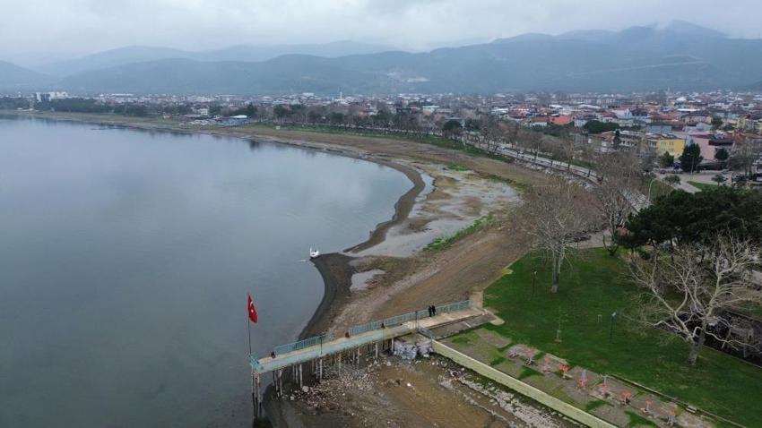 İznik Gölü'nde kuraklık alarmı: Yağışlara rağmen tedirgin eden çekilme sürüyor