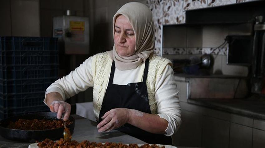 Tüm umutlar tükenip fırın kapanma noktasına gelince sorumluluğu aldı! 3 çocuk annesi kadın tek başına iş yerini ayakta tutuyor