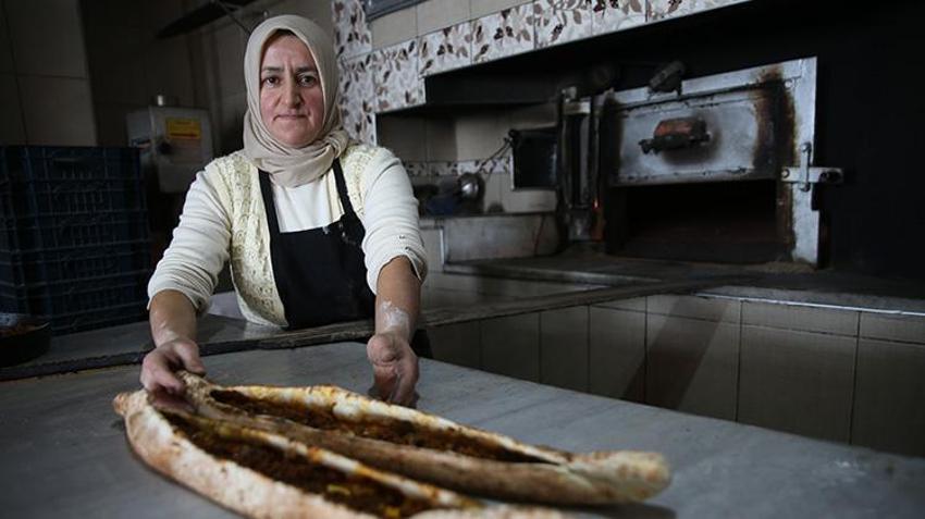 Tüm umutlar tükenip fırın kapanma noktasına gelince sorumluluğu aldı! 3 çocuk annesi kadın tek başına iş yerini ayakta tutuyor