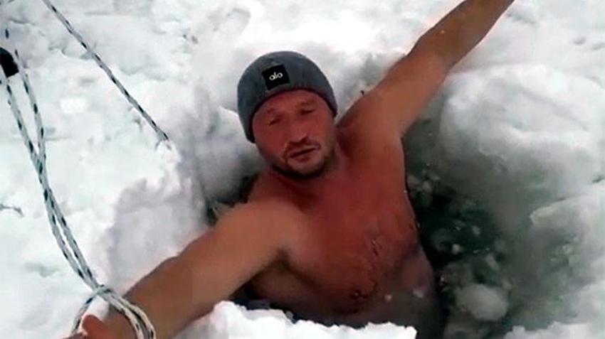 Ardahan'dan gelen görüntüler şaşırttı! Önce baltayla kırdılar, iple güvenlik önlemi aldılar