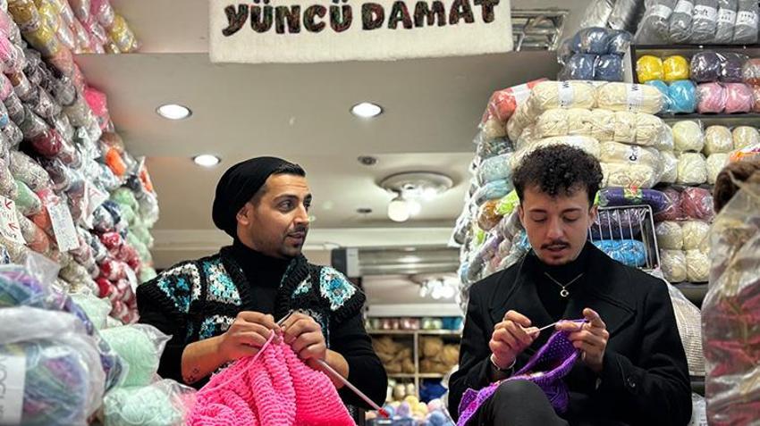 Hobisini iyiliğe dönüştürdü! Köy okullarındaki öğrencileri ısıtıyor