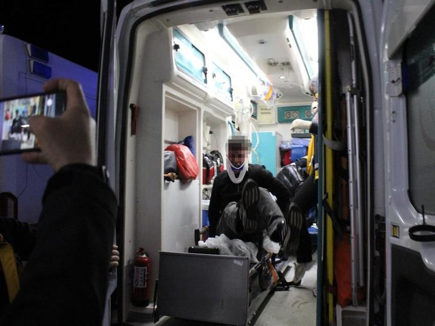 Aksaray'da hastane karıştı: Yaralı halde sedyeden atlayıp saldırdı!