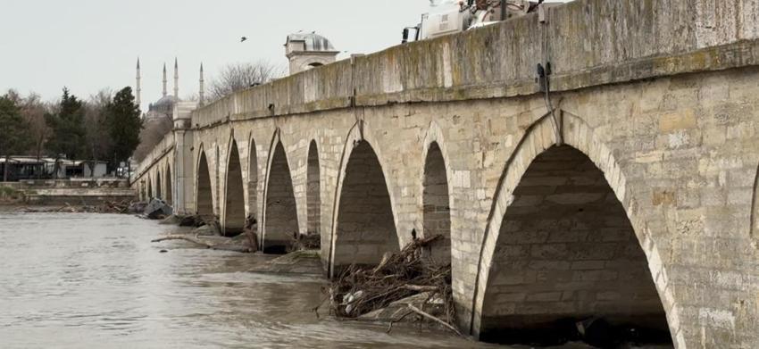 Edirne'de tarihi köprü için sarı alarm! Dev tomruklar tıkadı