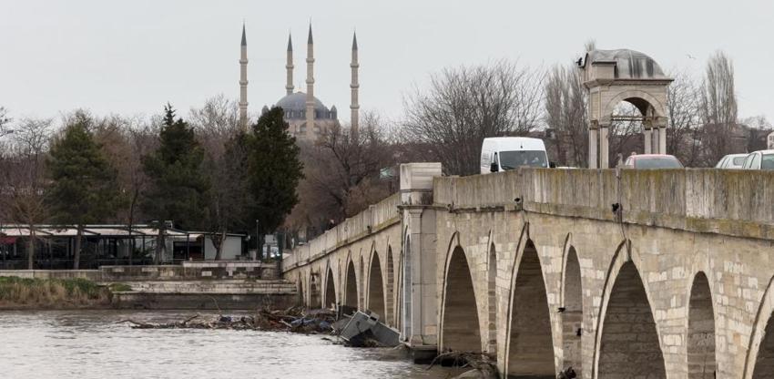 Edirne'de tarihi köprü için sarı alarm! Dev tomruklar tıkadı