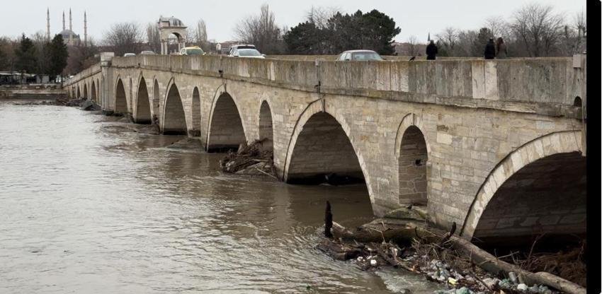 Edirne'de tarihi köprü için sarı alarm! Dev tomruklar tıkadı