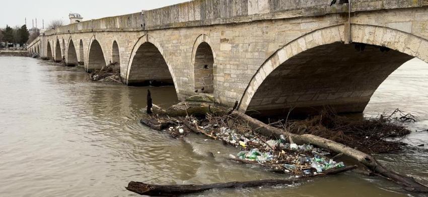 Edirne'de tarihi köprü için sarı alarm! Dev tomruklar tıkadı