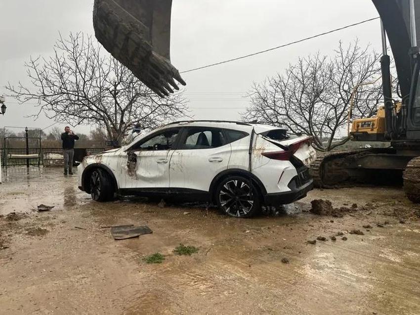 Kızlar boğulurken onlar camdan kaçtı! Şoförün ifadesi kan dondurdu: İki kız kardeşin sır ölümü