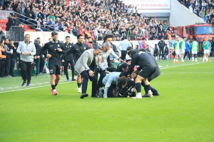 Amedspor gece yarısı duyurdu! Sinan Kaloğlu ile yollar ayrıldı: Taraftar Thomas Reis'i istiyor