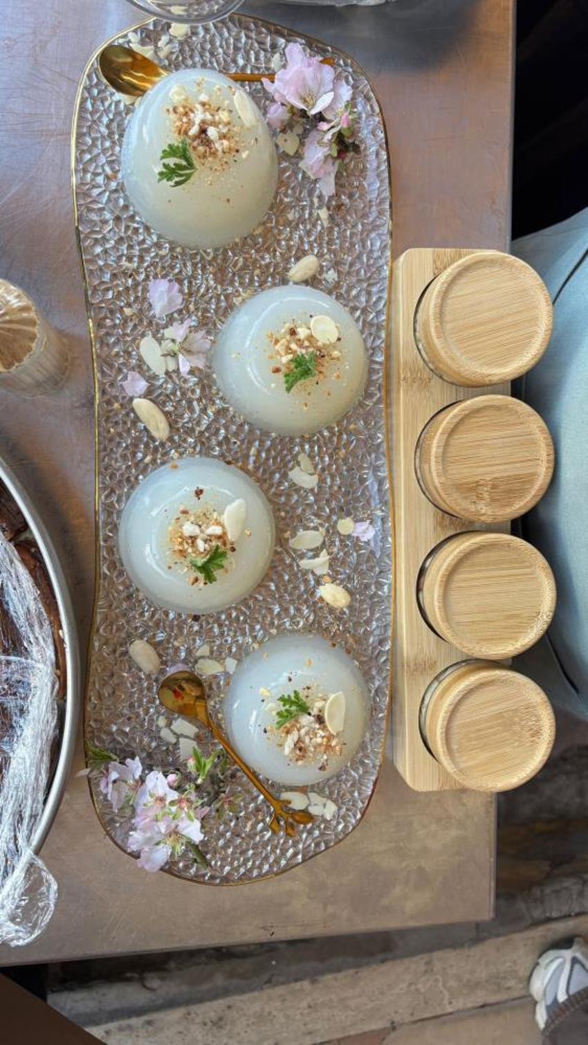 Badem çiçekleri arasında geleneksel lezzet şovu! Z kuşağı geleneklerine sahip çıkıyor: 3 yaşındaki Lidya asırlık 'Peluze' tatlısıyla kürsüye çıktı!