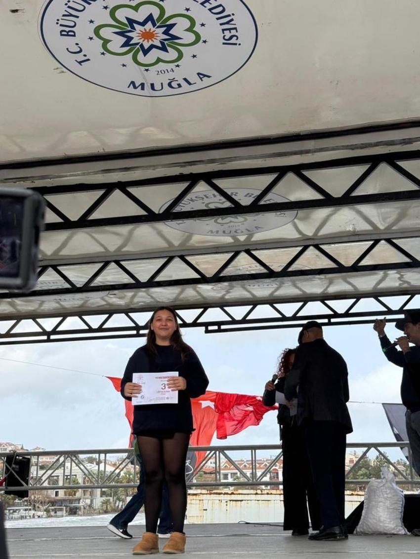 Badem çiçekleri arasında geleneksel lezzet şovu! Z kuşağı geleneklerine sahip çıkıyor: 3 yaşındaki Lidya asırlık 'Peluze' tatlısıyla kürsüye çıktı!