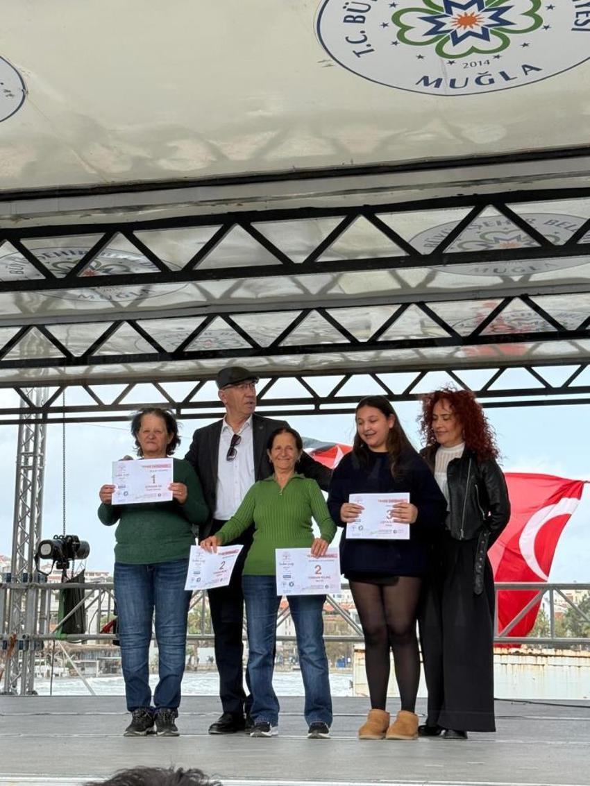 Badem çiçekleri arasında geleneksel lezzet şovu! Z kuşağı geleneklerine sahip çıkıyor: 3 yaşındaki Lidya asırlık 'Peluze' tatlısıyla kürsüye çıktı!