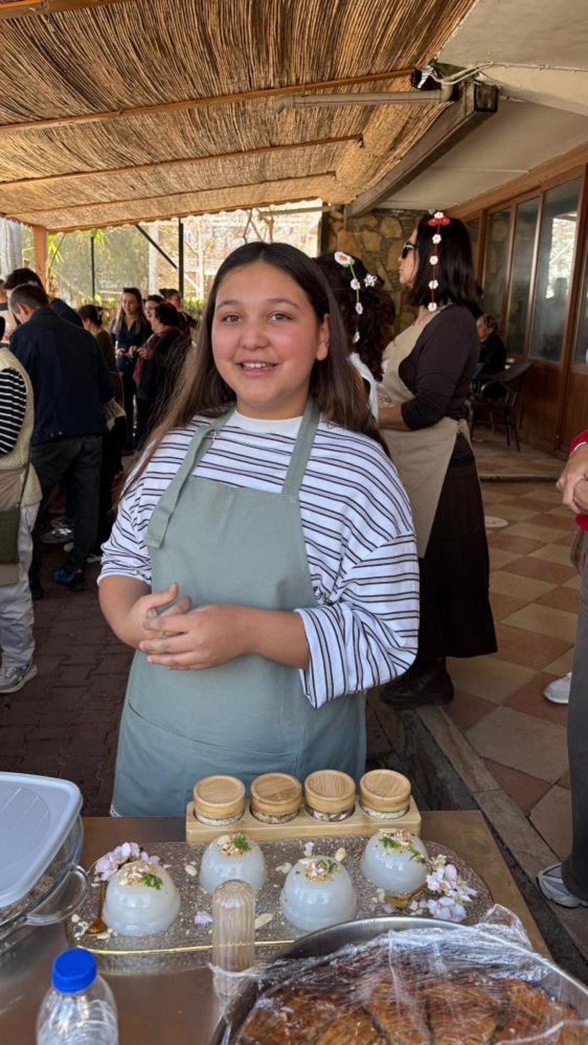 Badem çiçekleri arasında geleneksel lezzet şovu! Z kuşağı geleneklerine sahip çıkıyor: 3 yaşındaki Lidya asırlık 'Peluze' tatlısıyla kürsüye çıktı!