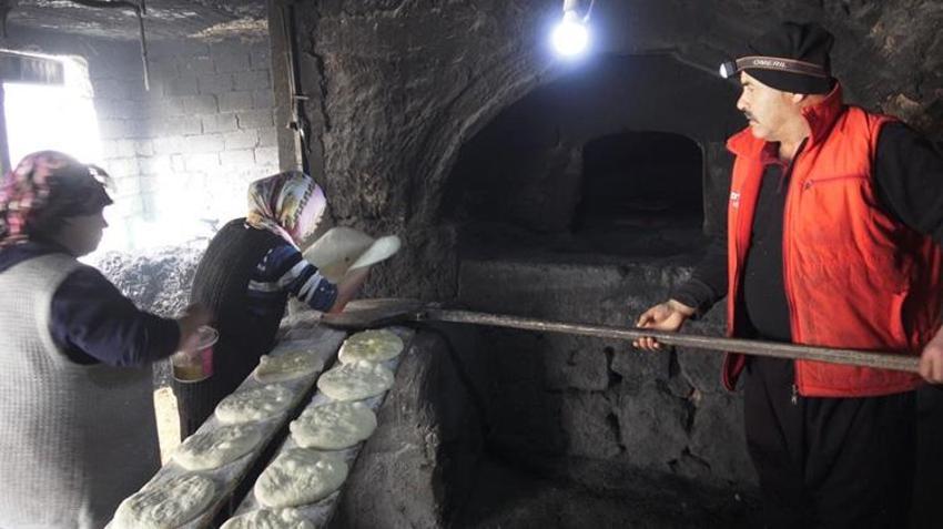 İmece usulü yapıp satıyorlar! Kendi buğdaylarını öğütüp kazanca dönüştürdüler