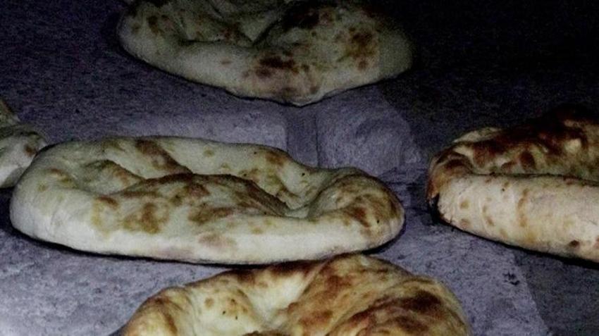 İmece usulü yapıp satıyorlar! Kendi buğdaylarını öğütüp kazanca dönüştürdüler