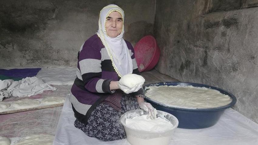 İmece usulü yapıp satıyorlar! Kendi buğdaylarını öğütüp kazanca dönüştürdüler