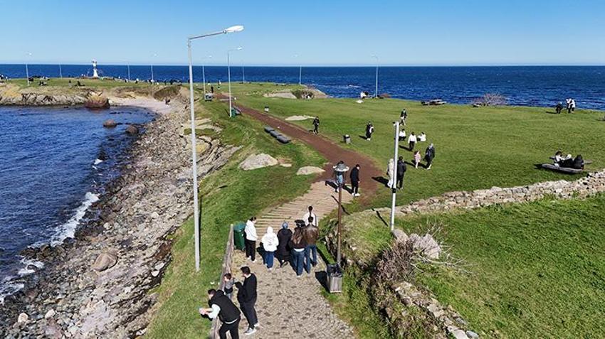 Hafta sonunun gözdesi oldu! Düğünlerden kampçılara herkes orada: Karadeniz’in ışığı Yason Burnu kış güneşiyle ziyaretçilerini ağırlıyor