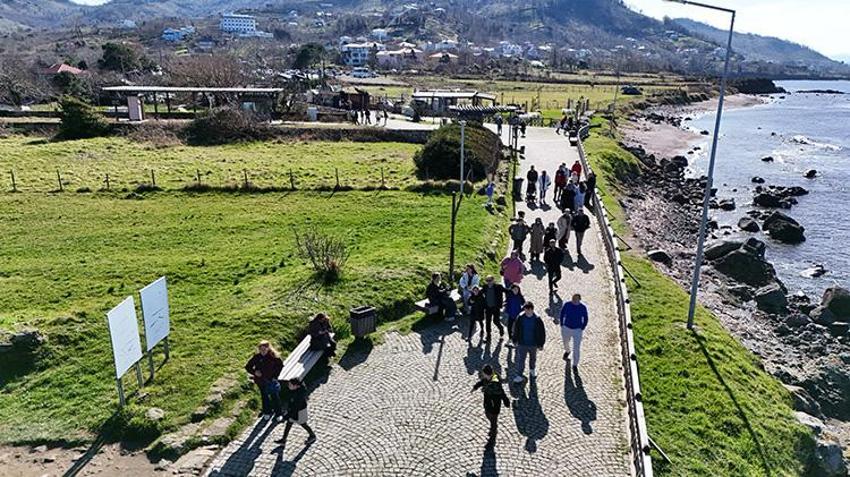 Hafta sonunun gözdesi oldu! Düğünlerden kampçılara herkes orada: Karadeniz’in ışığı Yason Burnu kış güneşiyle ziyaretçilerini ağırlıyor