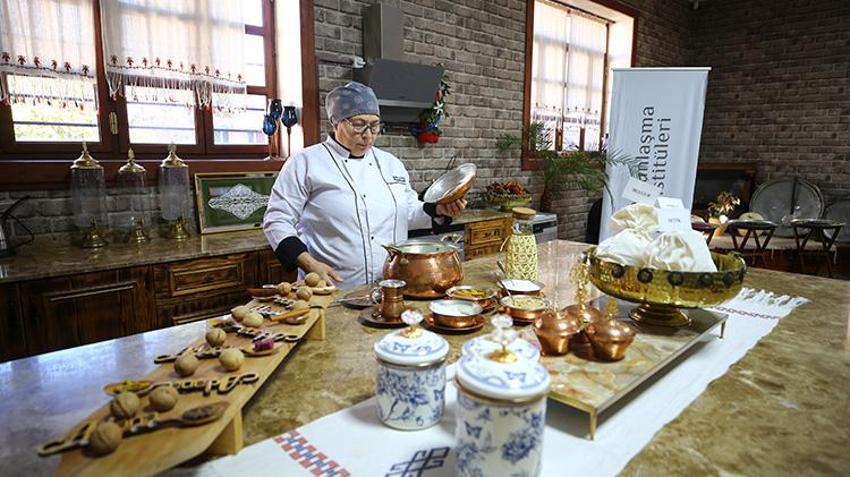 Adanalılar 7 baharatın karışımından yapıyor: Kışın ısıtıyor, anne sütünü artıran şifa deposuna yoğun ilgi! Gelecek nesillere aktarılacak