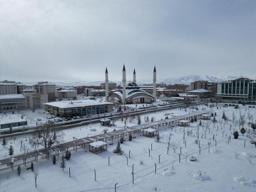 Ağrı'da cadde ve sokaklarda oluştu: Doğa kendini bu şekliyle gösterdi