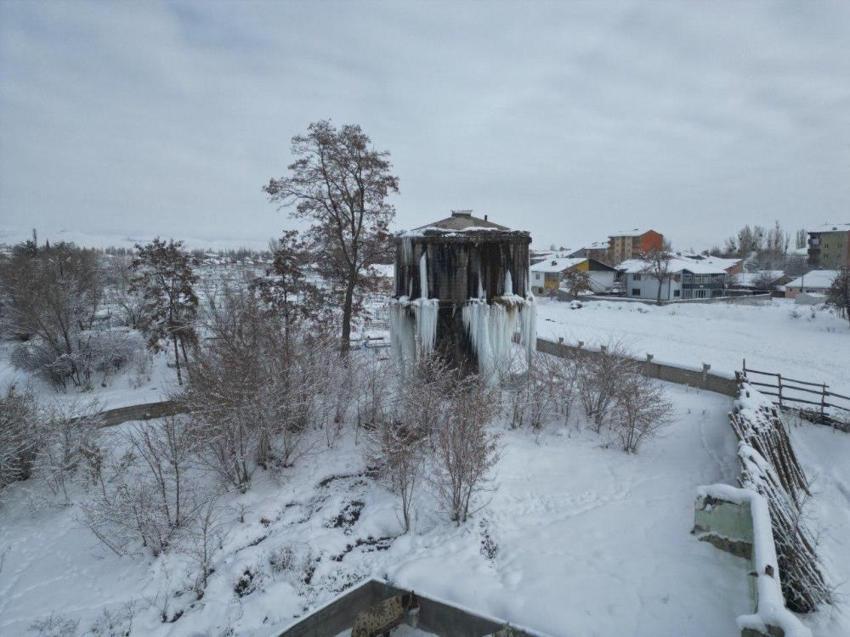Ağrı'da cadde ve sokaklarda oluştu: Doğa kendini bu şekliyle gösterdi
