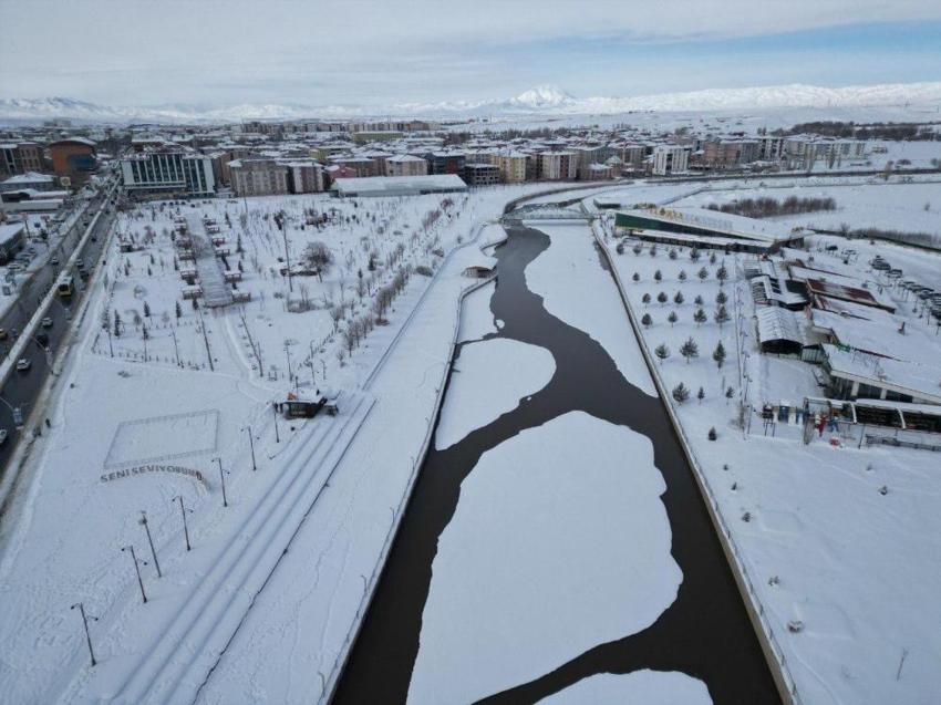 Ağrı'da cadde ve sokaklarda oluştu: Doğa kendini bu şekliyle gösterdi