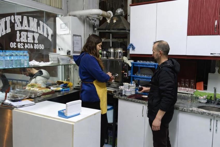 Tekirdağ'da kıraathaneye kadın eli değdi, çayın rengi değişti! Müşteriler hayran kaldı