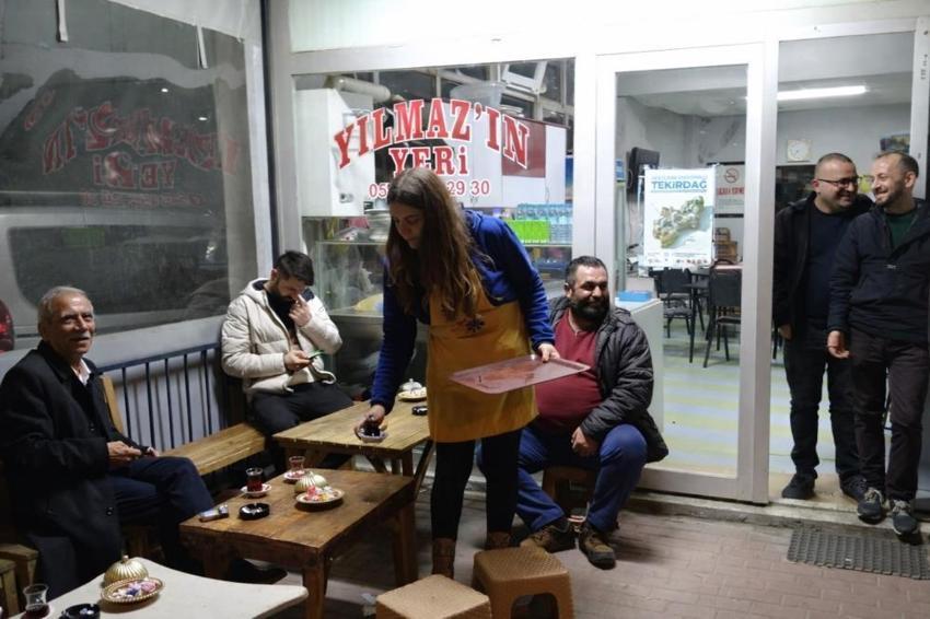 Tekirdağ'da kıraathaneye kadın eli değdi, çayın rengi değişti! Müşteriler hayran kaldı