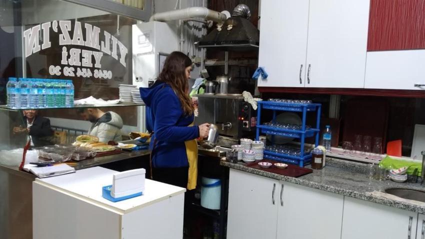 Tekirdağ'da kıraathaneye kadın eli değdi, çayın rengi değişti! Müşteriler hayran kaldı