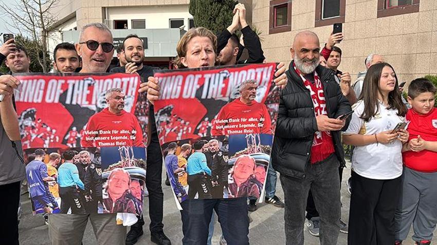 Samsunspor taraftarı Thomas Reis'i havalimanından uğurladı: 'Birlikte tarih yazdık, hiçbir zaman da bunu unutmayacağız'