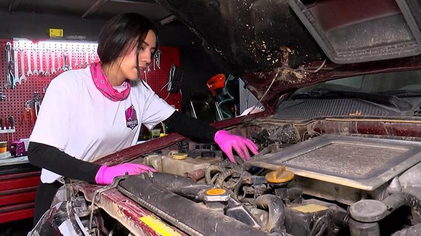 'Yapamazsın' diyenler şimdi 'Pembe eldivenli ustamız' diye çağırıyor! İşte oto sanayinin Amine ustası