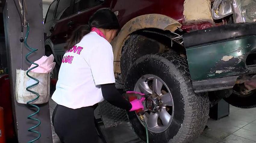 'Yapamazsın' diyenler şimdi 'Pembe eldivenli ustamız' diye çağırıyor! İşte oto sanayinin Amine ustası