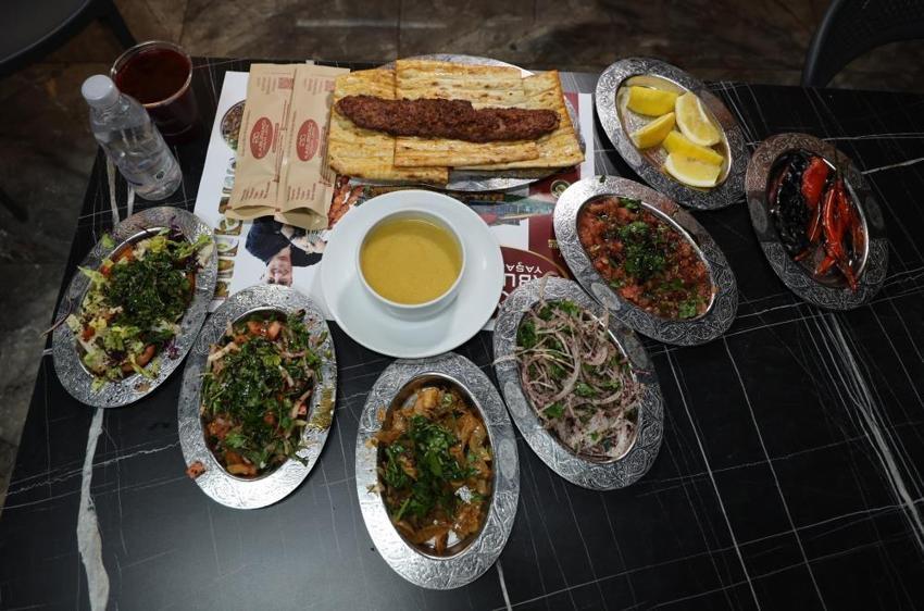 Ramazan için geri sayım başladı: Adana’da kebapçılar zırh başı yaptı!