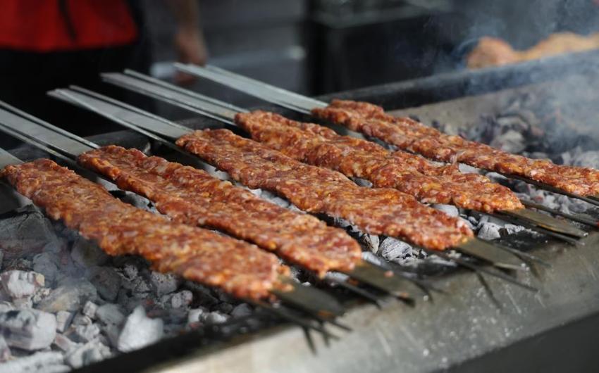 Ramazan için geri sayım başladı: Adana’da kebapçılar zırh başı yaptı!