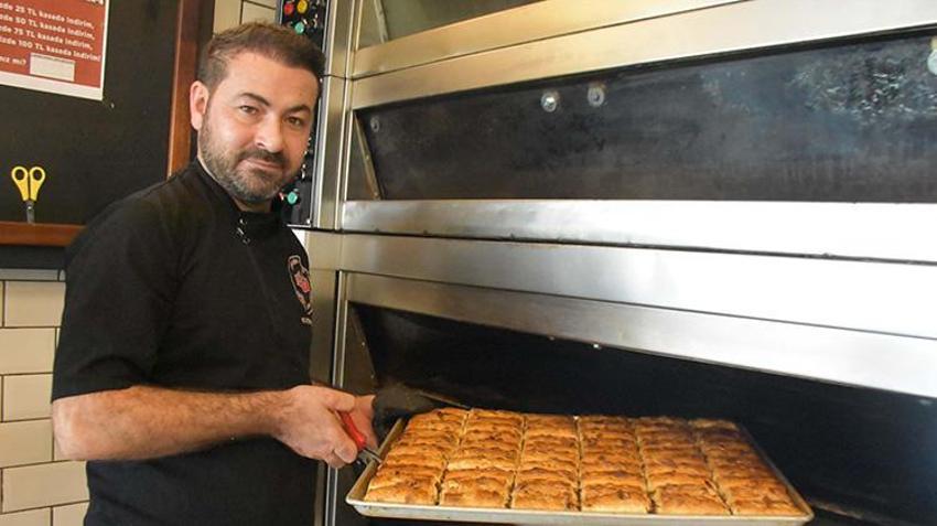 İzmir'de boyoz ustası Ramazan'a özel börek yaptı: 'Farklı bir lezzet olmuş'
