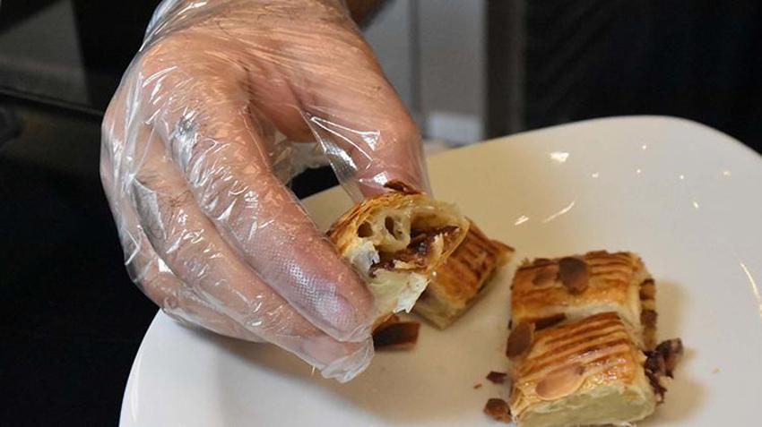 İzmir'de boyoz ustası Ramazan'a özel börek yaptı: 'Farklı bir lezzet olmuş'