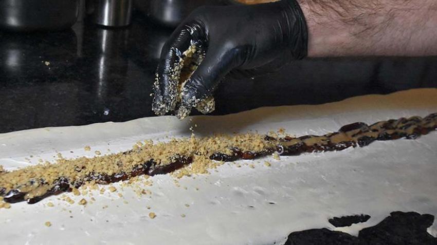 İzmir'de boyoz ustası Ramazan'a özel börek yaptı: 'Farklı bir lezzet olmuş'