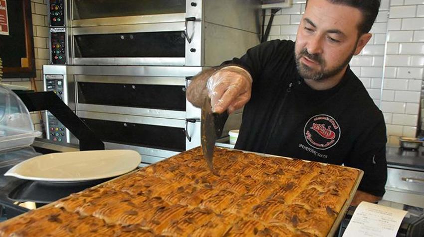 İzmir'de boyoz ustası Ramazan'a özel börek yaptı: 'Farklı bir lezzet olmuş'