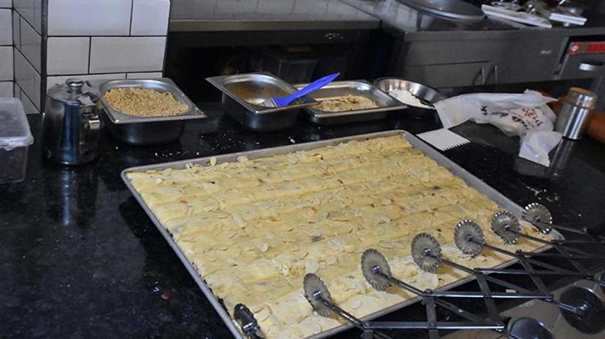 İzmir'de boyoz ustası Ramazan'a özel börek yaptı: 'Farklı bir lezzet olmuş'